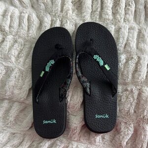 Sanuk Women’s Black Yoga Mat Flip Flops Turquoise Embroidered Floral NWOT 9